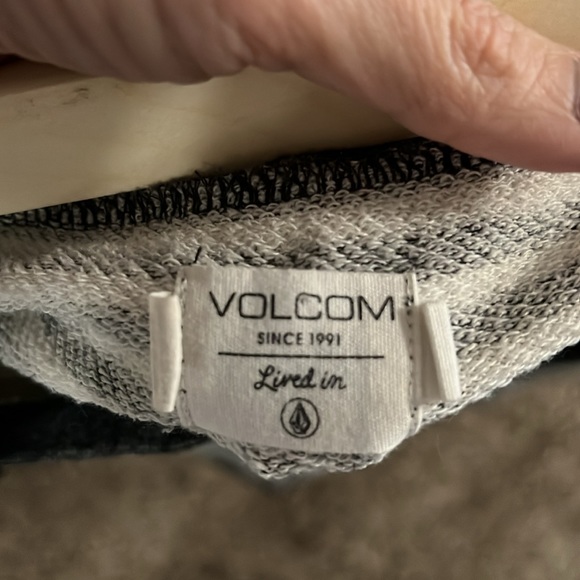 Cute Volcom sweatshirt - Picture 3 of 5